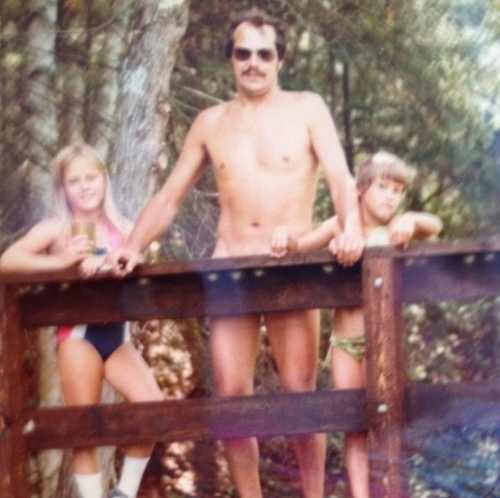 Muž, ktorý pózuje s deťmi vyzerá ako nahý. V skutočnosti ale plavky mal.