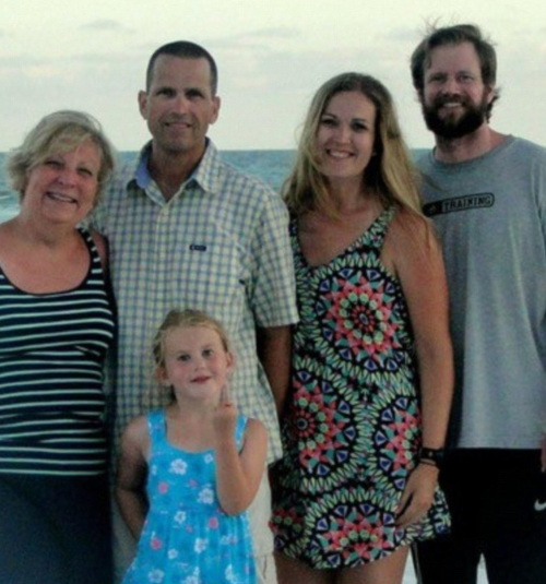 Rodinnú fotografiu z pláže má jeden z členov poriadne na háku. 
