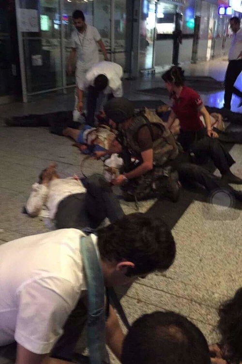 Dve silné explózie, streľbu a veľký počet zranených hlásia z Istanbulského Atatürkovho letiska.