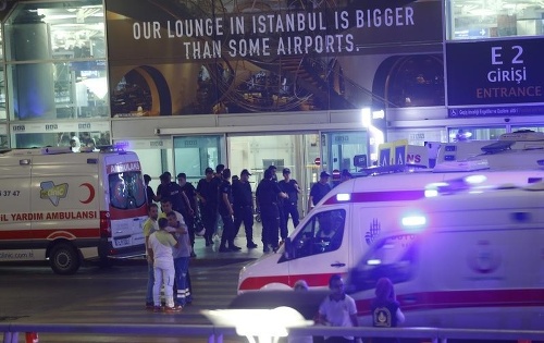 Tureckým letiskom otriasli výbuchy.