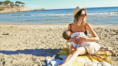 Moderátorka na pláži dojčila dcéru, na facebooku preto rozpútala vojnu mamičiek.