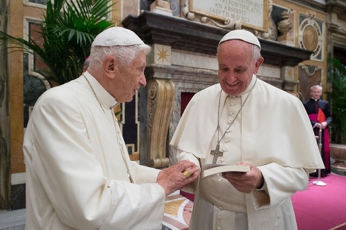 Emeritný pápež Benedikt XVI. na stretnutí s pápežom Františkom.