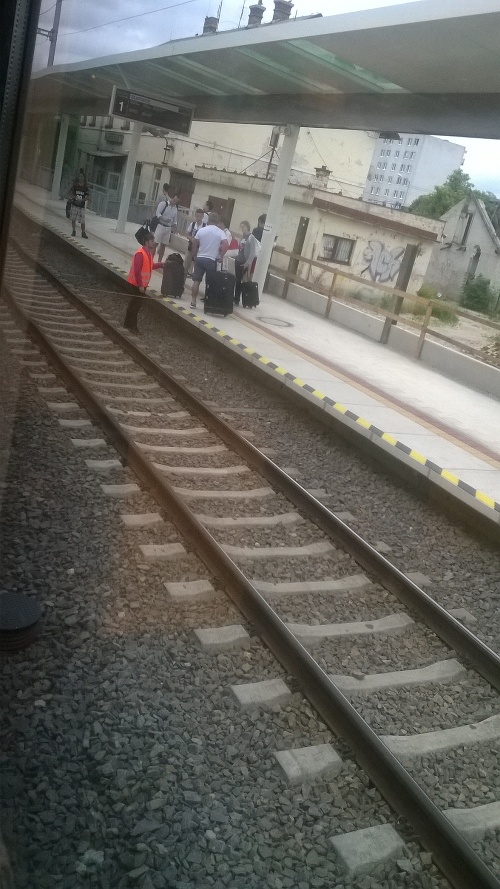 Takto vykladal Regiojet ľudí z vlaku v stanici Zlatovce.