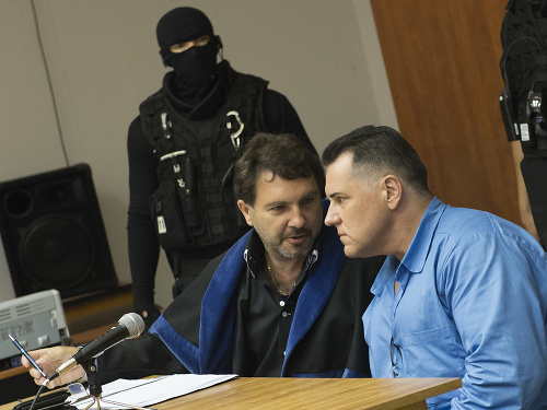 Mikuláš Černák (vpravo) počas súdneho pojednávania 27. júna 2016 v Bratislave.