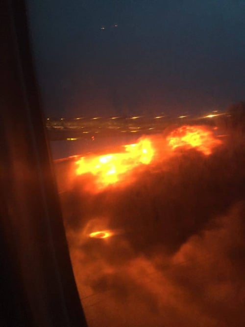 Pasažier Bee Yee videl plamene rovno z okna lietadla.