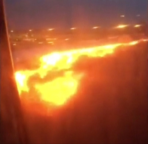 Pasažier Bee Yee videl z okna šľahajúce plamene.