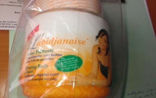 Výrobok na bielenie pokožky Treatment Body Cream značky L` Abidjanaise z Pobrežia Slonoviny.