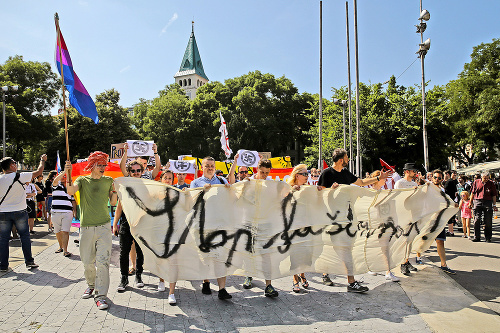 V Bratislave pochodovali asi dve tisícky ľudí.