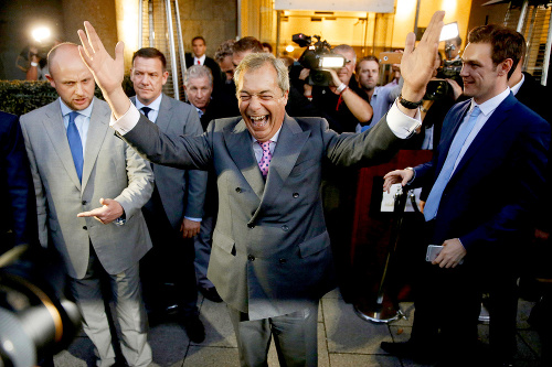 Predseda UKIP a tvrdý kritik EÚ Nigel Farrage mohol v piatok ráno oslavovať.