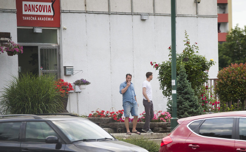 V areáli Modrovského tanečnej školy zasahovala polícia proti chuligánom, ktorí sa tu pobili.