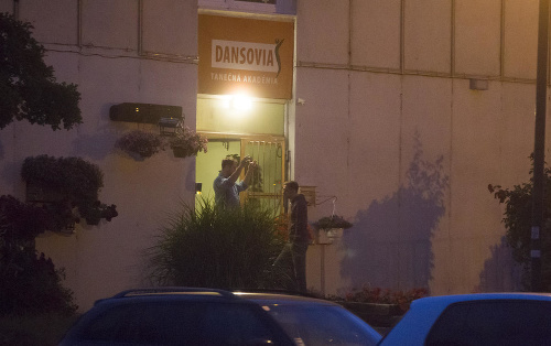 V areáli Modrovského tanečnej školy zasahovala polícia proti chuligánom, ktorí sa tu pobili.