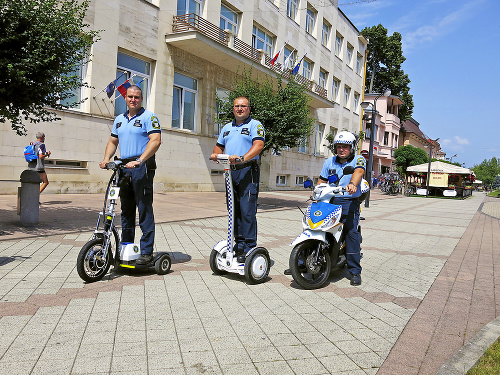 Výbava policajtov v Michalovciach.