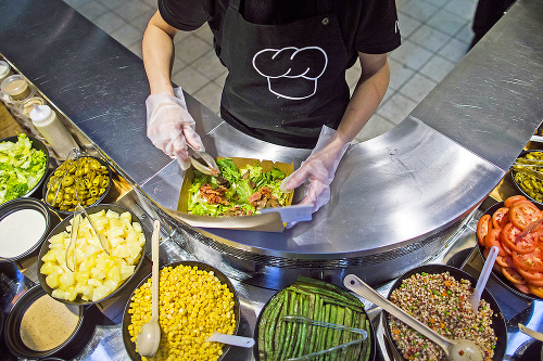 Moderný fast food má šalátový bar s 18 druhmi zeleniny.