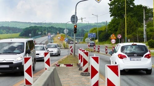 Semafor je na vstupe na diaľnicu z Prešova smerom na Poprad.