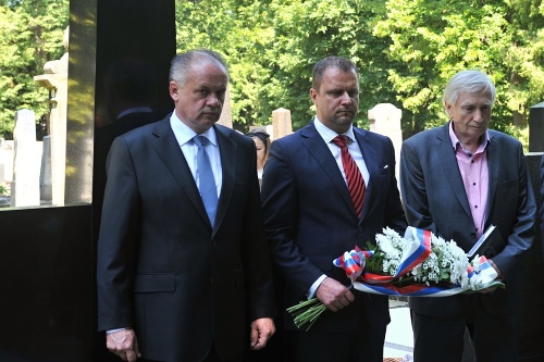 Vľavo prezident SR Andrej Kiska, uprostred primátor Martina Andrej Hrnčiar a vpravo riaditeľ Odboru správy a výskumu pôvodných prameňov SNK Augustín Maťovčík.