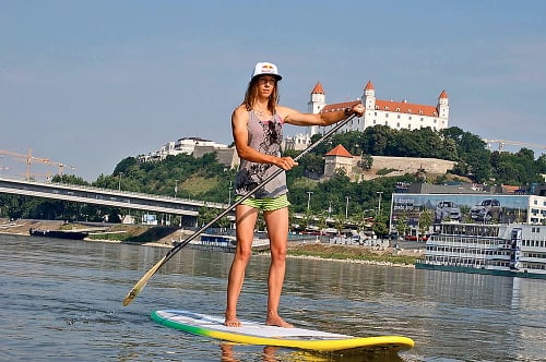 Jana Dukátová si výhľad na Bratislavský hrad najradšej užíva z vody.
