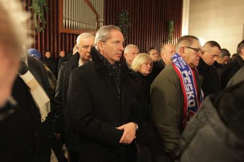 Smútoční hostia pri odchode z krematória, na fotke Václav Mika.