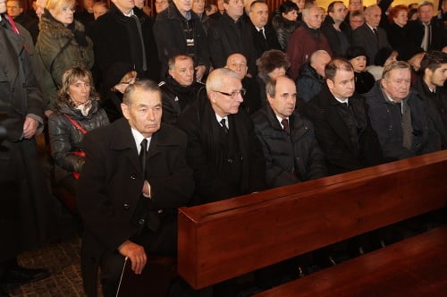 Na pohreb prišiel aj český komentátor Slepička (tretí zľava v prvom rade).