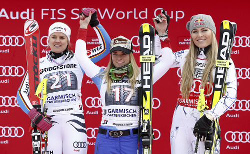 Na snímke zľava druhá Nemka Viktoria Rebensburgová, víťazka Švajčiarka Lara Gutová a tretia v cieli Američanka Lindsay Vonnová.