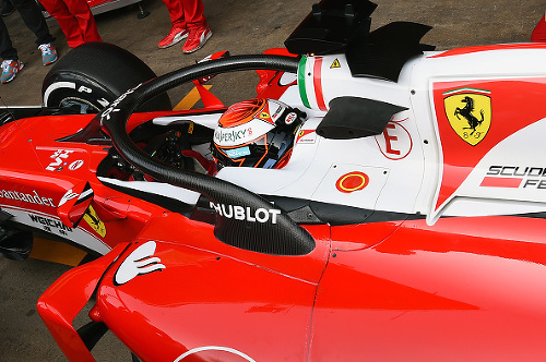Kimi Räikkönen testoval novú ochranu hlavy.