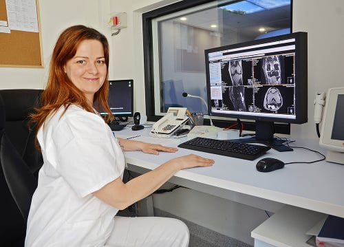 Rádiologická technička Zuzana Chomová obsluhuje pracovisko magnetickej rezonancie.