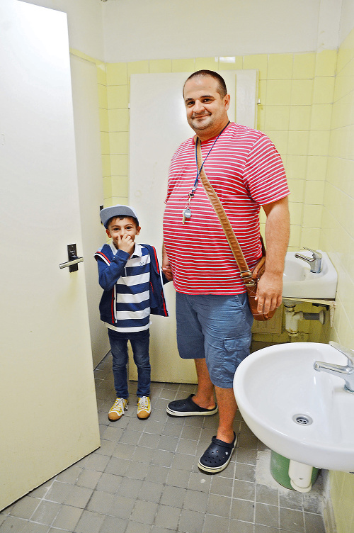 Maroš (43) so synom Samuelom (5) potvrdili, že zápach na WC je neznesiteľný.