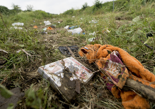 Osobné veci cestujúcich na mieste havárie slovenského autobusu cestovnej kancelárie Aeolus pri srbskom meste Niš.