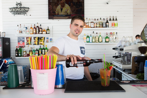 Barman Tomáš (23) sa postará o osvieženie.