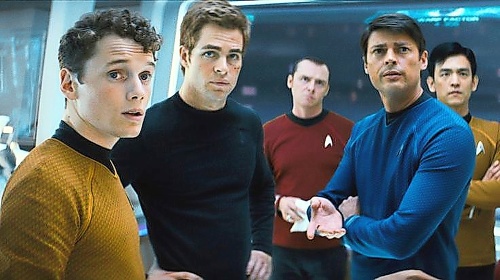 Herec (vľavo) si vo fi lmoch Star Trek zahral navigátora Pavla Čechova.