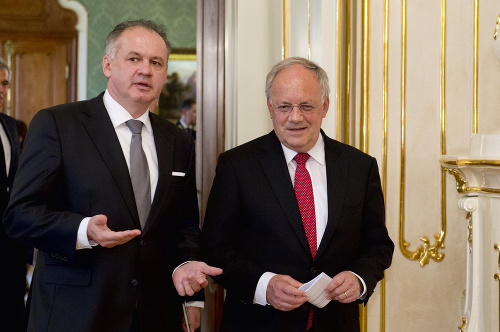 Vpravo prezident SR Andrej Kiska a vľavo prezident Švajčiarskej konfederácie Johann N. Schneider-Ammann počas tlačovej konferencie v Prezidentskom paláci v Bratislave. 