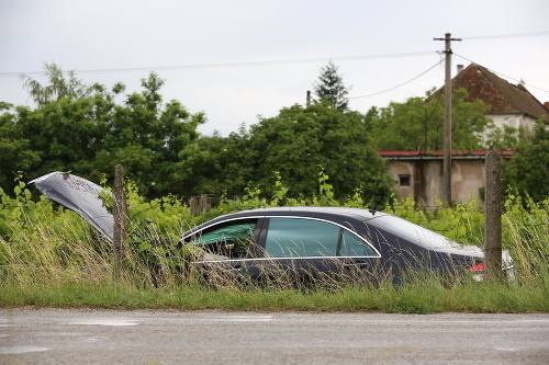 Auto, v ktorom sa viezol Ivan Gašparovič, skončilo vo vinohrade.