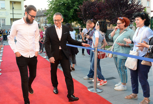 Riaditeľ festivalu Peter Nágel (vpravo) prichádza na slávnostné otvorenie 24. ročníka Medzinárodného filmového festivalu Art Film Fest v Košiciach.