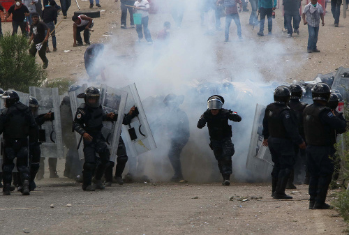 Zrážky medzi políciou a protestujúcimi učiteľmi sa nezaobišli bez obetí.