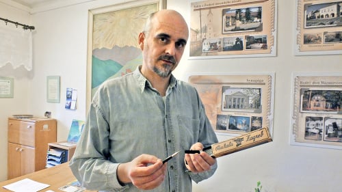 Riaditeľ múzea Jaroslav Hric ukazuje prvé mechanické pero.