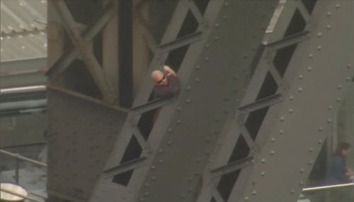 Muž vyliezol na most v Sydney.