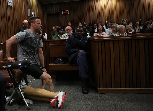 Pistorius si na súde dal dole protézy.