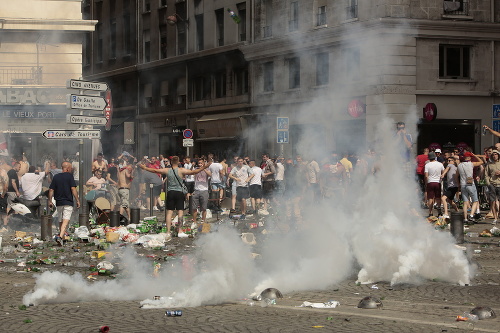 Výtržnosti v Marseille, polícia použila vodné delo,zatkla 6 osôb.