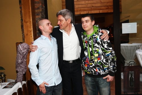 Zaslúžilý otec Štefan hrdo pózoval so svojimi synmi Tomášom (vľavo) a Lukášom.
