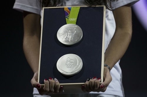 Na snímke strieborná olympijská medaila počas prezentácie v Olympijskom parku v Rio de Janeiro.