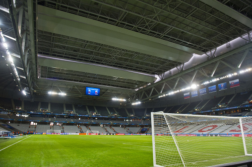 Zatvorená strecha štadióna pred zápasom B-skupiny na majstrovstvách Európy vo futbale medzi Ruskom a Slovenskom.