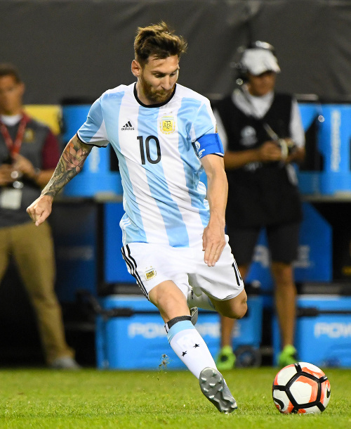 Už nie strnisko, ale riadnu bradu má na Copa America hvieda Argentíny.