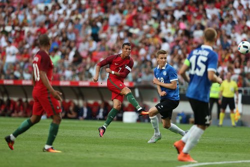 V generálke na EURO Portugalsko rozstrieľalo v Lisabone Estónsko 7:0 a Ronaldo k tomu prispel 2 gólmi.