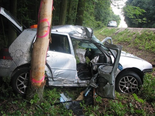 V tomto aute po náraze do stromu zahynula Tamara († 20) z Častej (okres Pezinok). 
