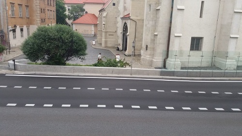 Figurína bola pred Dómom sv. Martina v Bratislave.