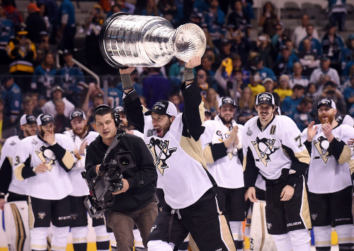 Stanleyho pohár nad hlavou Sidneyho Crosbyho.