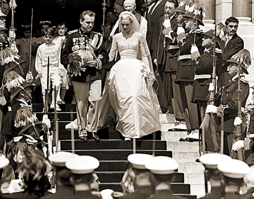Herečka Grace Kelly si v roku 1956 vzala monackého princa Rainiera. Jej šaty zdobené perlami šilo 36 krajčírok.