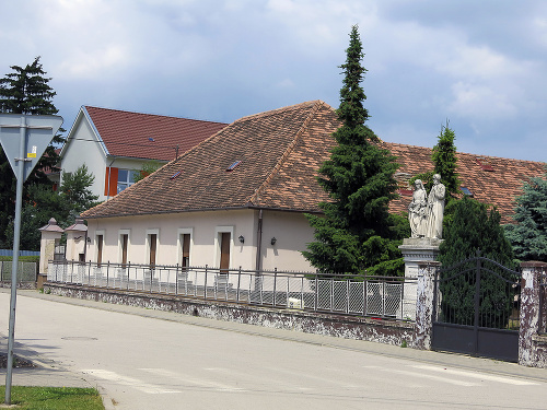 Dôverčivá mama (70) farára už oľutovala, že zlodejom vôbec otvárala dvere.