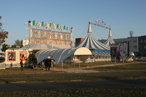 Cirkus Medrano rozložil svoje šapitó a stany pred poliklinikou v Ružinove.