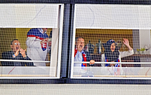 Ostrava, 6.5.2015, 21.03 hod.: Prezident na hokeji fandil s bývalým reprezentačným trénerom Jánom Filcom a so svojou dcérou Natáliou.