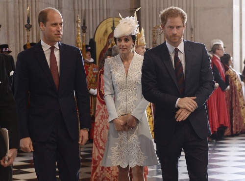 Ceremónie sa zúčastnili aj princovia William a Harry a vojvodkyňa Kate.